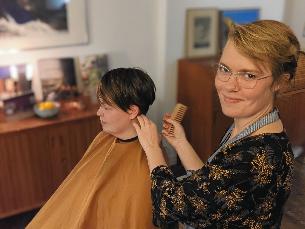 Sofia fixar Alexandra Karlssons frisyr i hemmiljö.