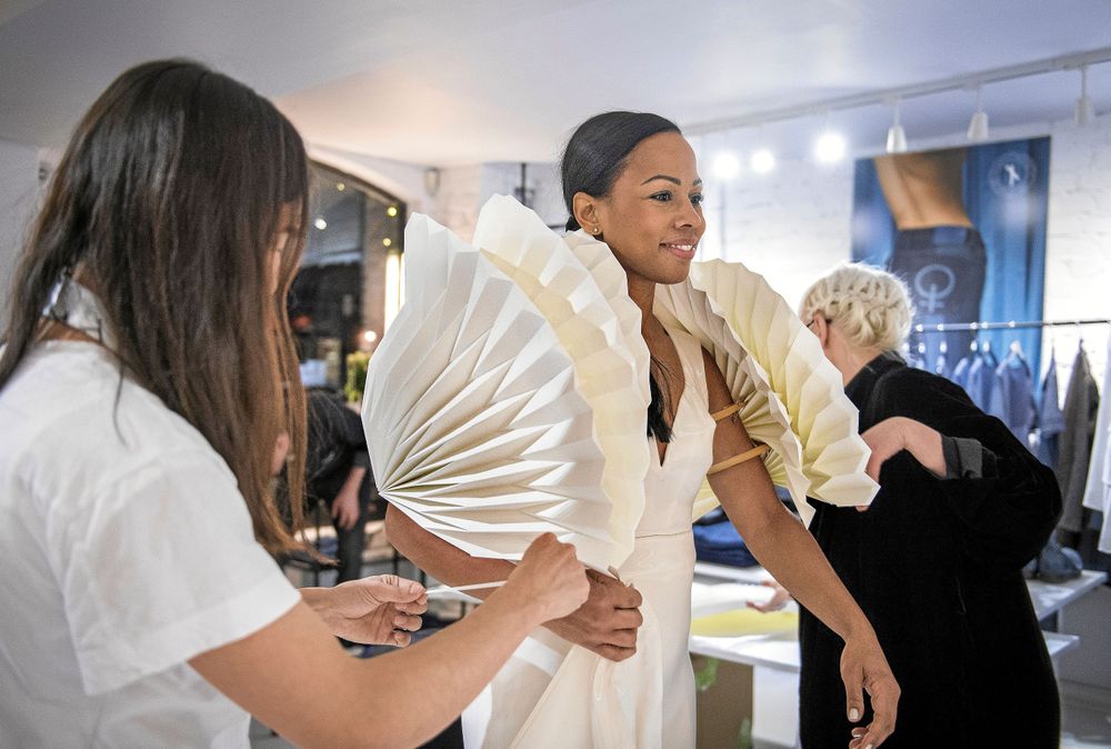 Alice Bah Kuhnke provar sin omskrivna Nobelklänning delvis gjord av papper på temat Arktis i design av Bea Szenfeld och Naim Josefi