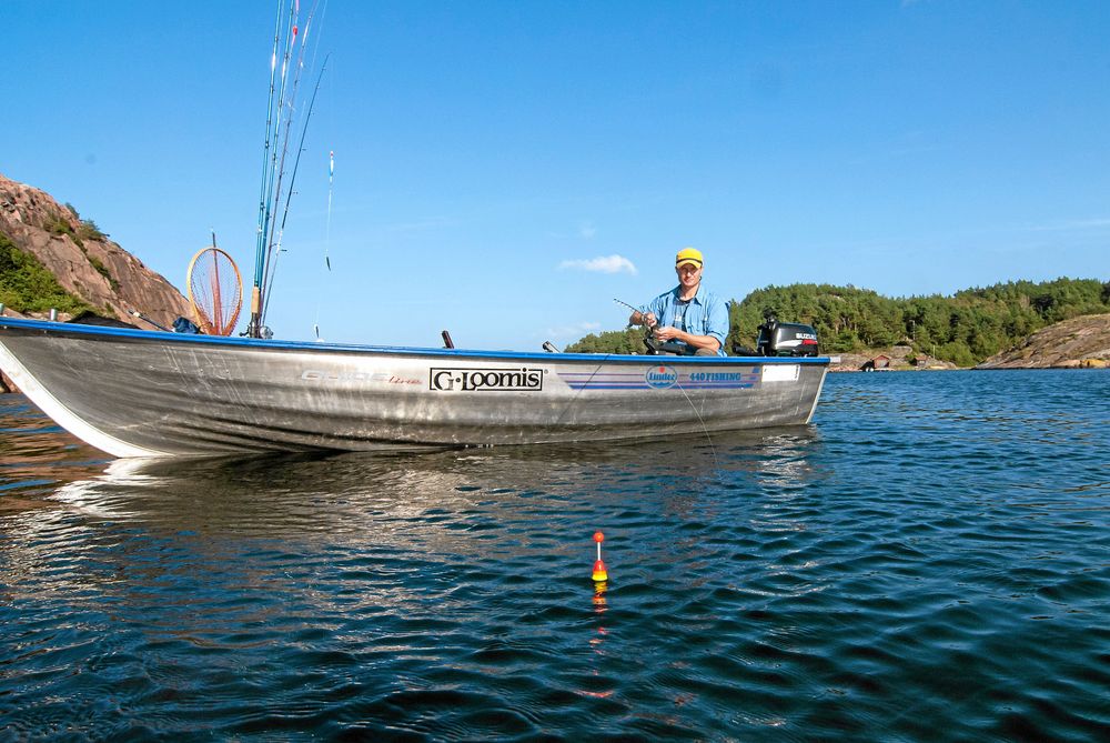PLÖTSLIGT HÄNDER DET! Mete med stagg (småsill) kan stundtals vara den bästa metoden att fånga makrill. När stimmen drar förbi kan fisket bli intensivt i 5-10 minuter.