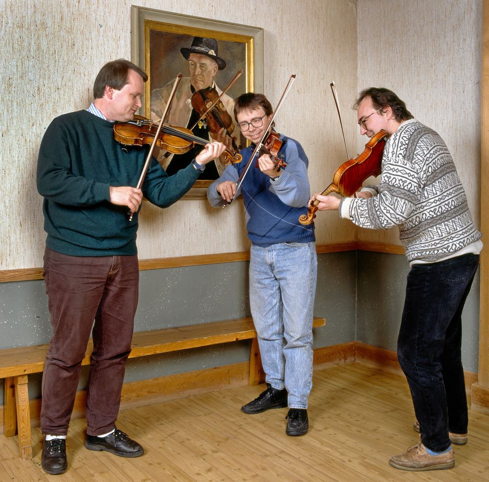 1991. Spelmännen samlades igen i Orsa hembygdsgård, 20 år efter debuten i Land. Anders arbetade vid denna tid i Göteborgs Symfoniker.