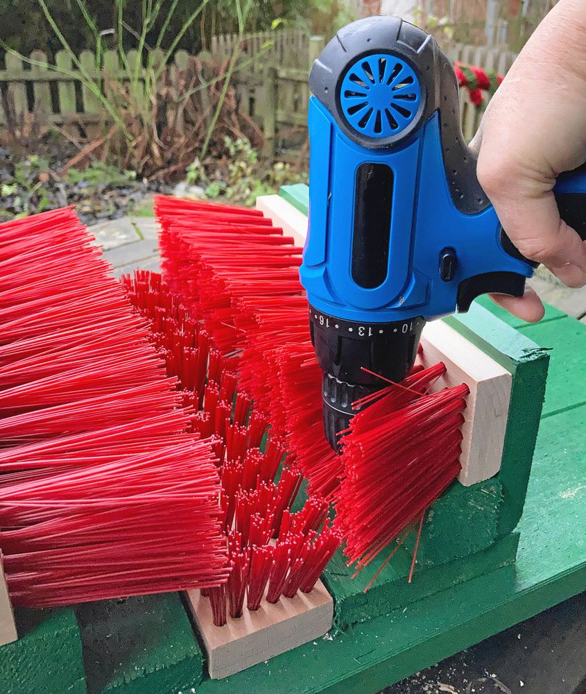 8. Skruva fast hållarna.