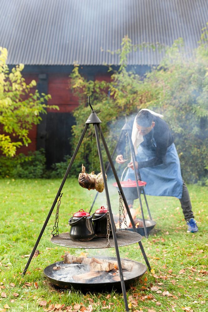 Matserveringarna utgör en stor del av Skördefesten på Öland. Som här när kocken Claudio Paez lagar mat över öppen eld i Björnhovda.