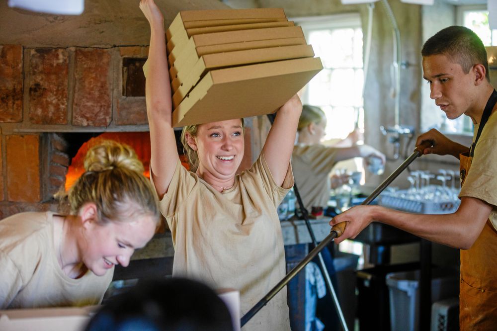 Elsa Södervall, Klara Bergman och John García är tre av dem 35 ungdomar som jobbar extra på pizzerian.