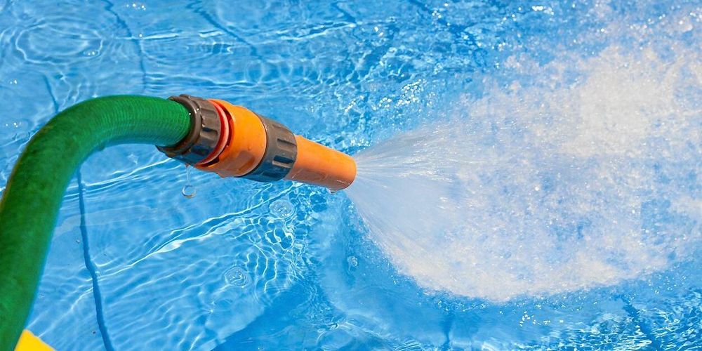 Följ reglerna för bevattningsförbudet i din kommun. En vanlig regel är att inte fylla poolen. Foto: Istock