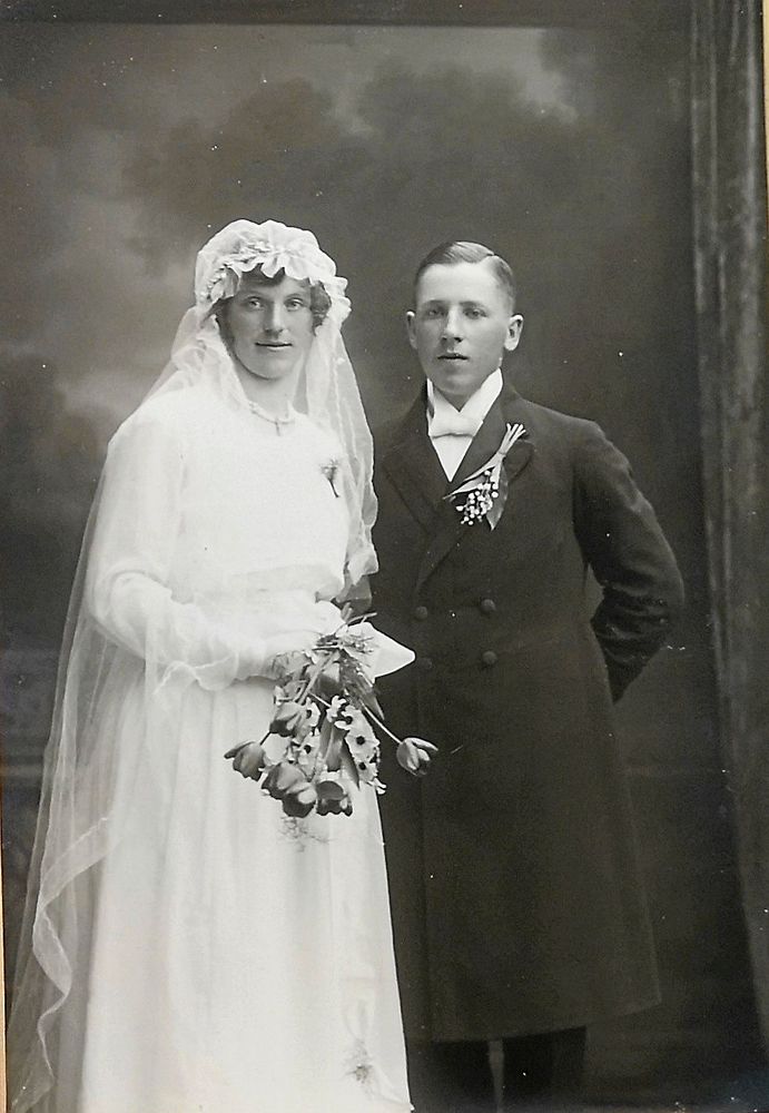 Gammelfarmor Beda och gammelfarfar Olof på bröllopsfotot från 1919.