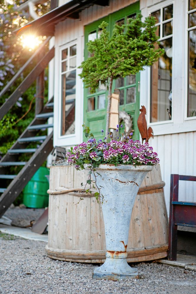 Fina krukor och uteplatser överallt i Nebulosa trädgård.