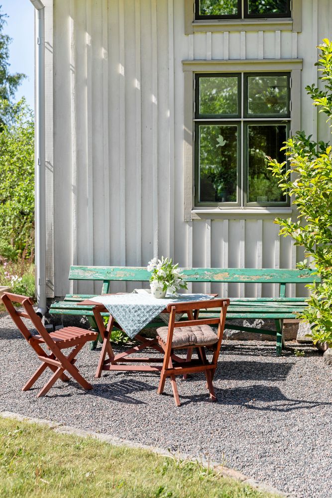 Den nötta, gröna trädgårdssoffan hittades i uthuset hos en granne. Den är den ena i ett par, som ursprungligen har stått på en festvagn.