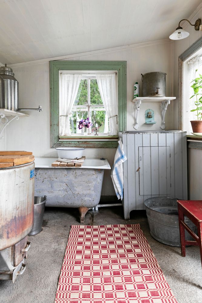 Flickorna gillar att bada medan de vuxna snabbduschar under tunnan med kranen. Sommartid är det Emån som gäller. Tvätthon används, men inte så ofta. ”Man tar bort fläckar bara och väntar tills kläderna är riktigt skitiga” säger Maja.