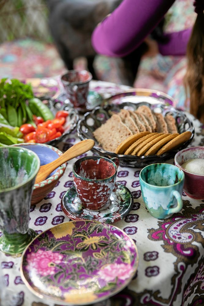En typisk Källängs-fika: Hemodlade grönsaker och Thomas rågbröd, serverade på egenhändigt drejad servis.