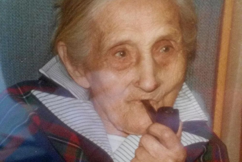Maria Eriksson älskade sin stångtobak och pipa, berättar barnbarnet Bengt-Erik.