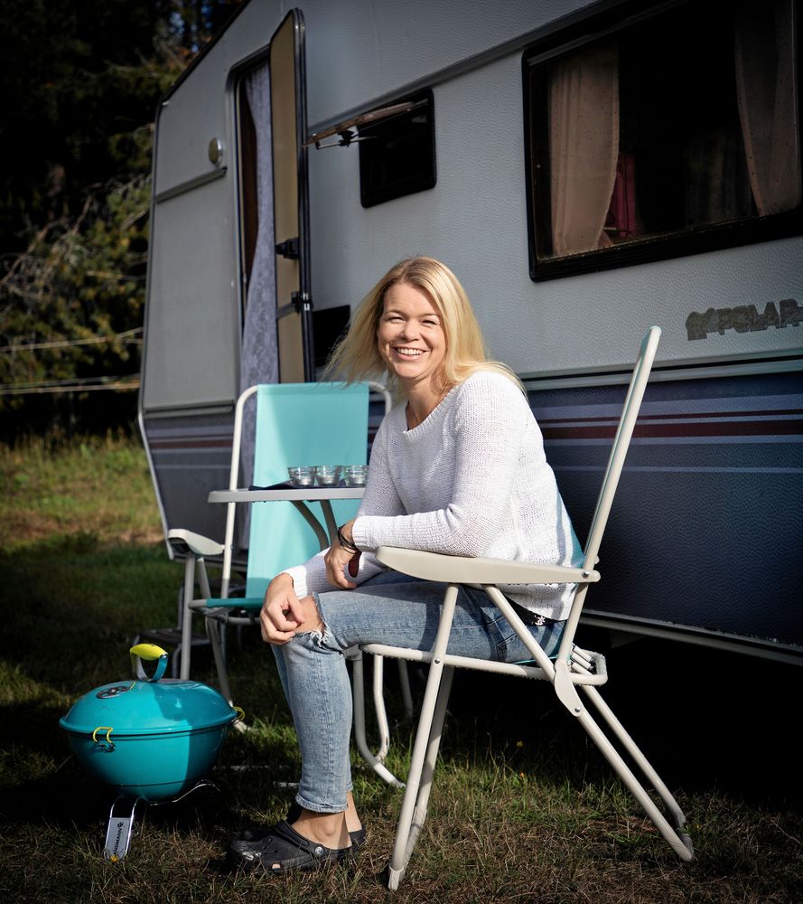 Elin köpte ett klassiskt campingset med hopfällbara bord och stolar plus en matchande liten grill. Dock i turkos färg och inte rosa vilket Elins tre döttrar beklagade.