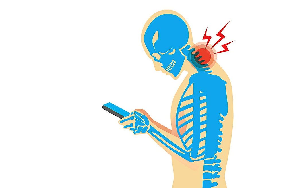 Att böja huvudet framåt ökar belastningen enormt på nacke och rygg.