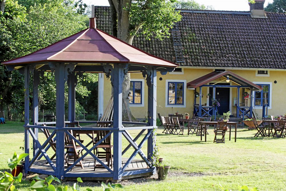Asien möter kulturbyggnad. Färgerna binder ihop nytt med gammalt och olika delar av världen. Hjärtenholms lantbruksmuseum, Alvesta.