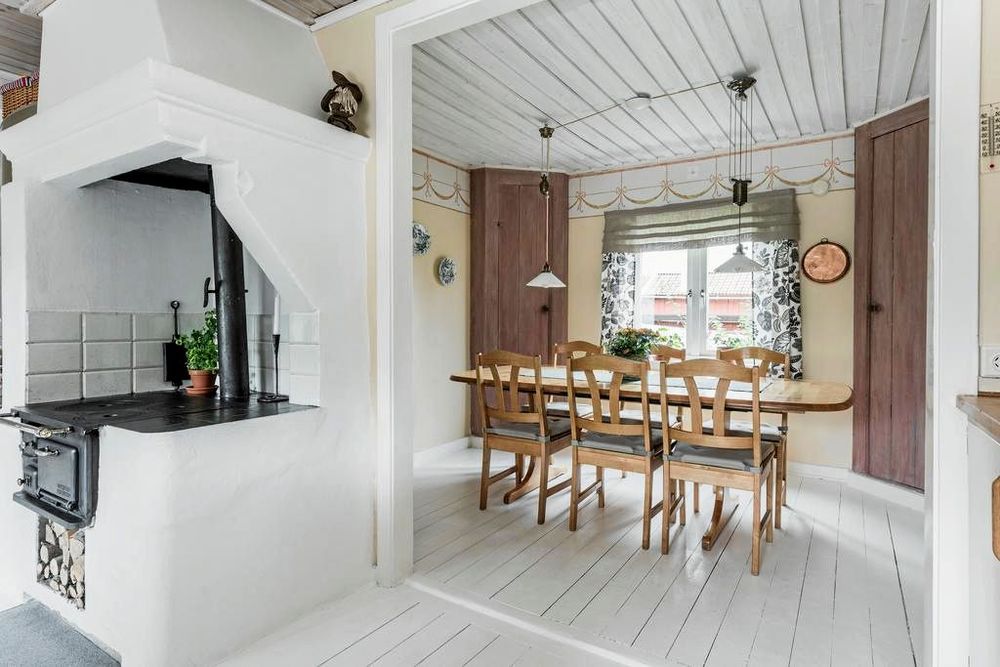 Matplats och vedspis i det rymliga köket.