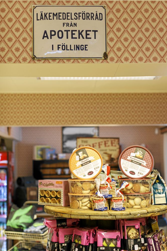 Skylten vittnar om lång tjänst som apoteksombud. I dag är Valsjöbua även ombud åt Systembolaget, Svenska Spel, Post i butik, DHL och Bussgods.