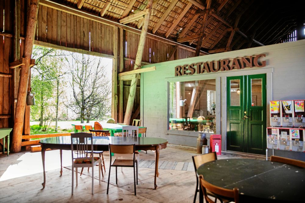 När ladans dörrar öppnas så är det som att sitta på en uteservering men med skydd för sol och regn.