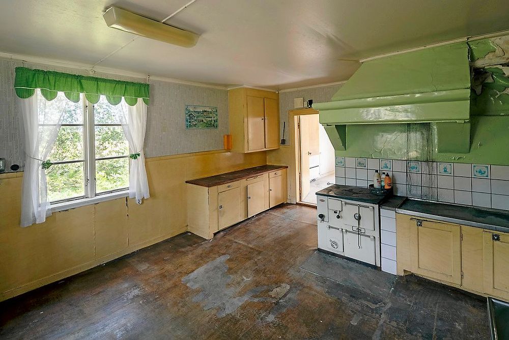 Det går att ana charmen i köksmiljön, något som kan lyftas fram vid renovering.