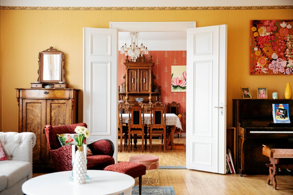 Rummen är stora som salar och inredda med både arvegods och moderna möbler.