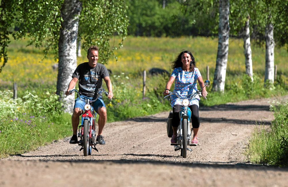 Vart de än kommer med sina gamla mopeder så väcks intresse. (I vanliga fall har de hjälm, nu tog de en liten tur för fotografens skull).