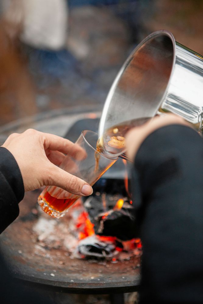Värmande och doftande äppelglögg efter eget recept med äpple, kanel och ingefära värmer.