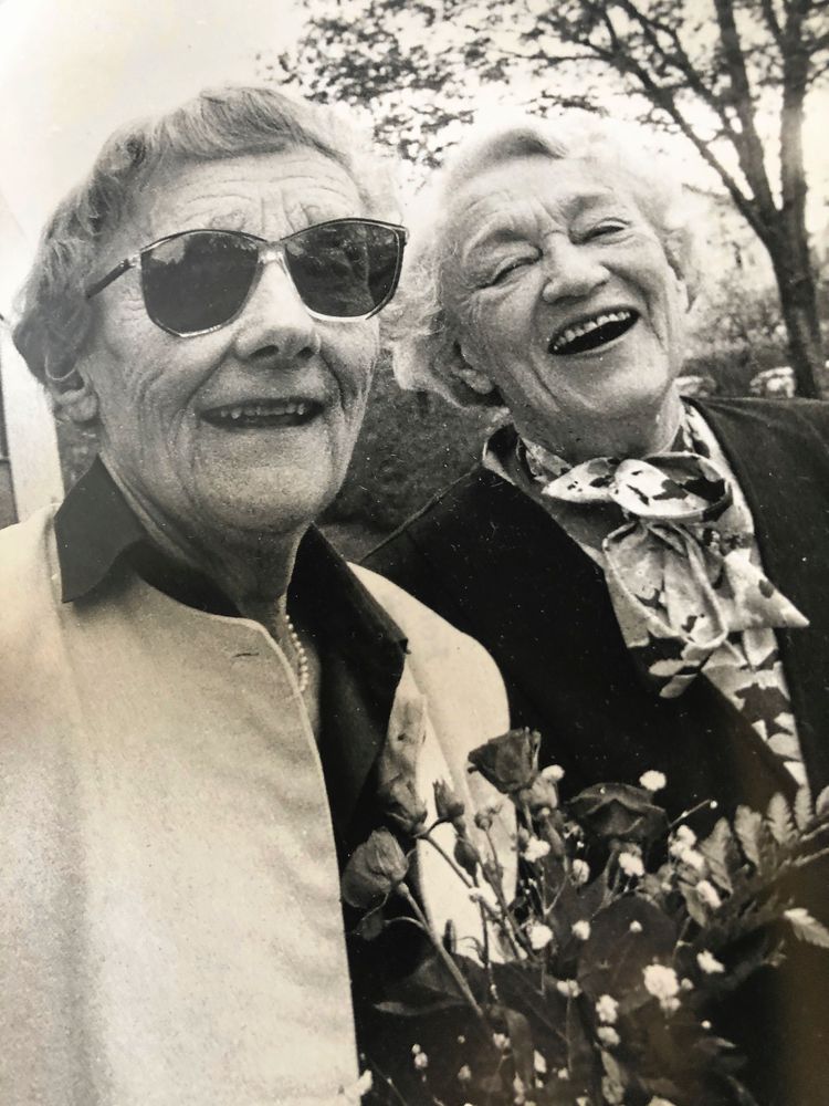 Ingegerd Lindström med sin syster Astrid Lindgren.