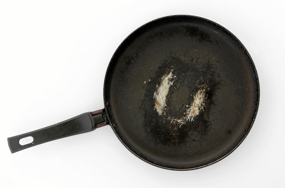 Teflonpannan blir lätt repig om du diskar den i diskmaskin.