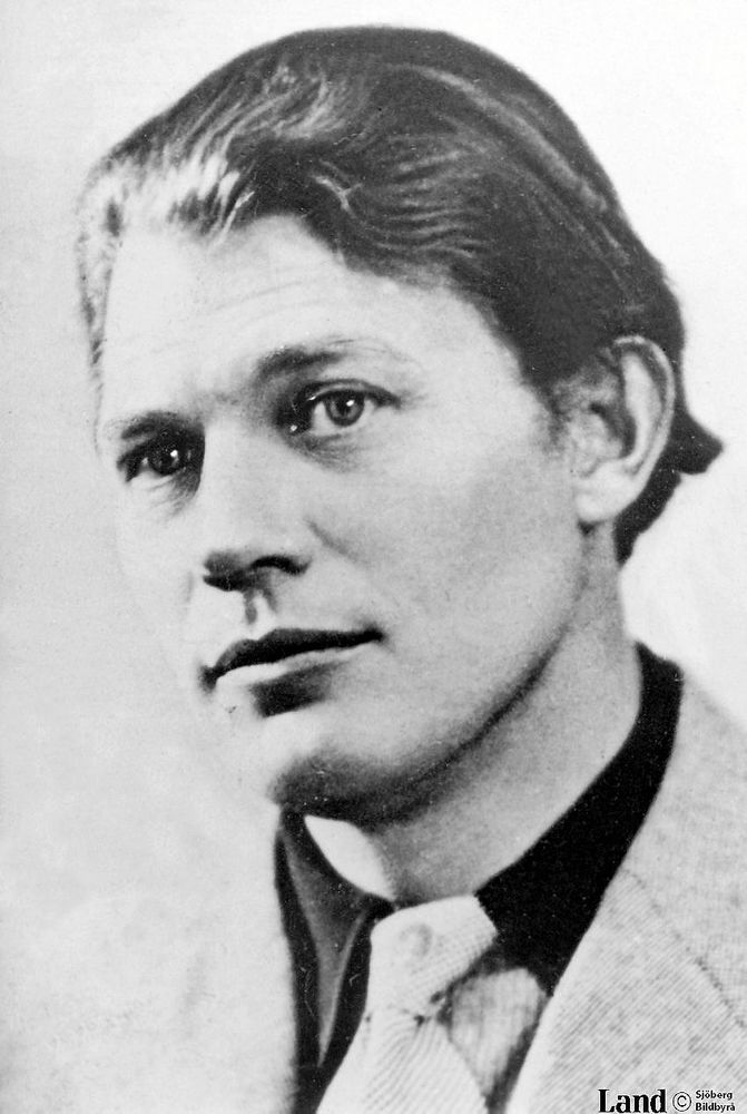 Moa Martinson var gift med den 14 år yngre och blivande Nobelpristagaren Harry Martinsson åren 1929 till 1941.