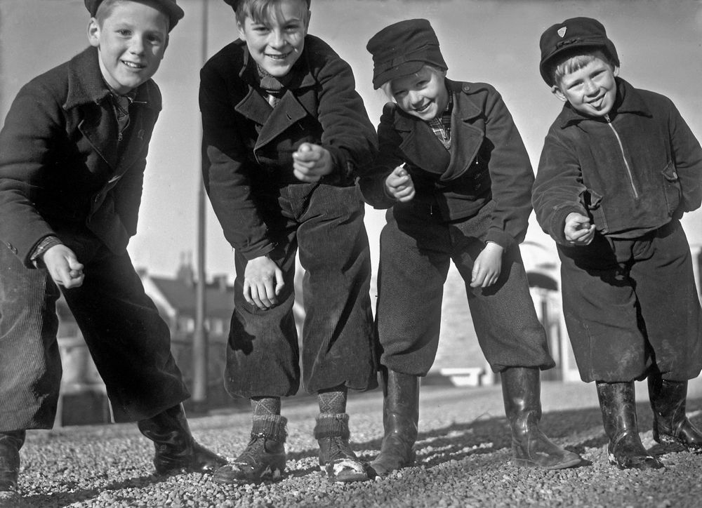 Våren har kommit. Nu är det dags att spela kula, grabbar! (1940)