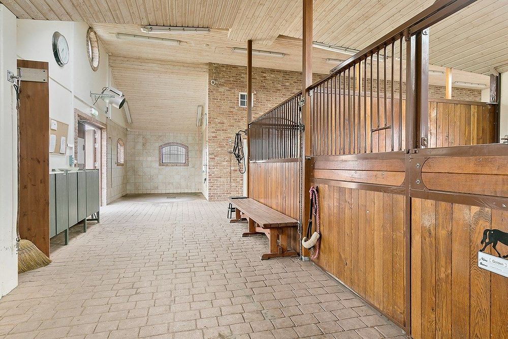 Här finns även sadelkammare, foderrum, spolspilta, wc/dusch, tvättstuga och uppehållsrum. Stallgångarna är lättskötta med snygg stenläggning.