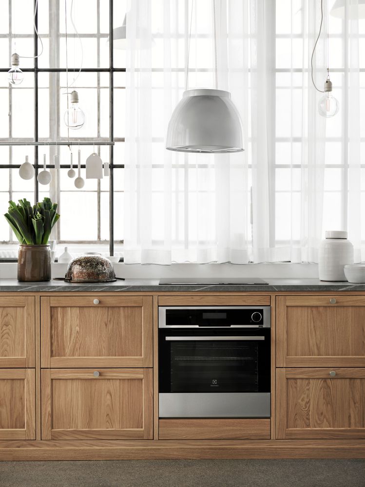 STADIGT. Här är det ek rakt igenom, inga laminat. Ballingslövs Gastro ek har gjort lådfronter som håller.