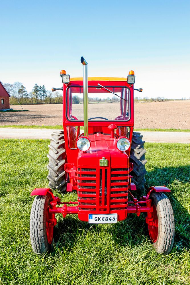 Traktorn IH är tillverkad i England, årsmodell 1961.