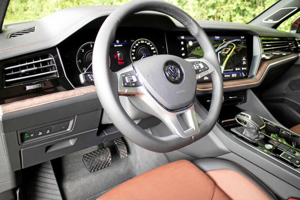 Bilen har flera "självkörande" funktioner, som hjälp att backa med släp , filkörningsassistans med mera. Bekväma säten också.