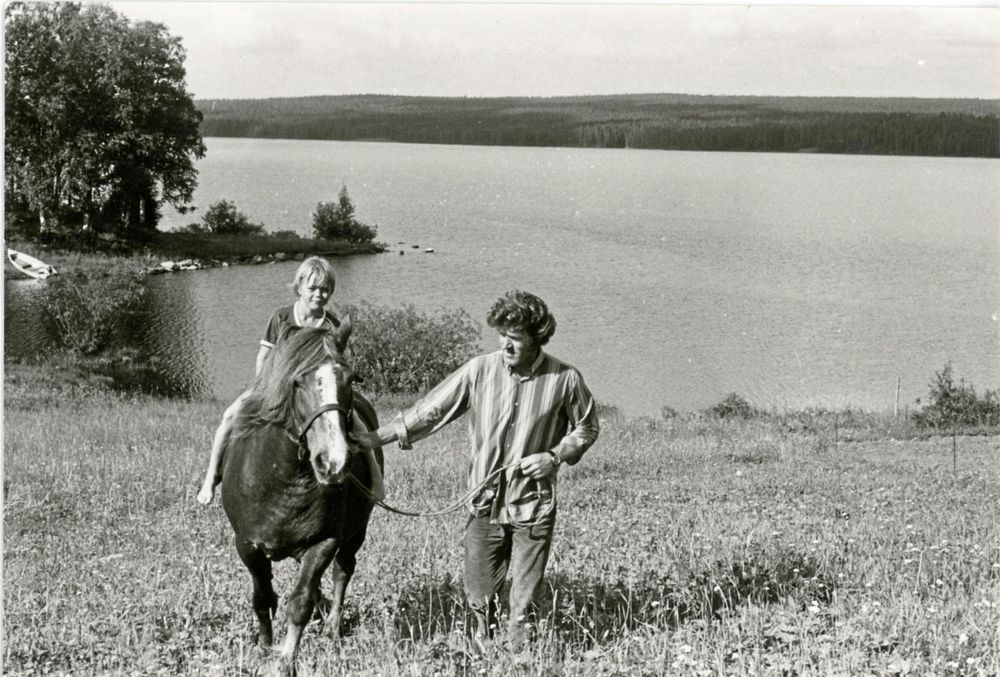 Björn red gärna på hästen Rita och strövade i timtal med hundarna i skogen.