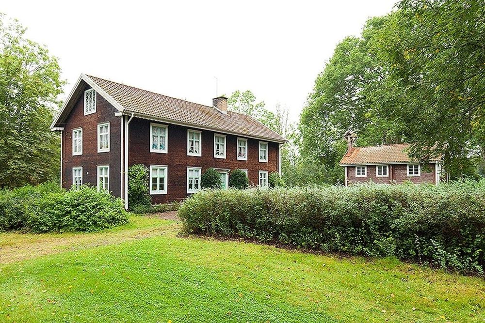 Här finns även äppelträd, vinbärsbuskar, krusbär, körsbär och krikon.