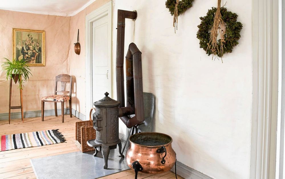 Vacker kamin för uppvärmning.