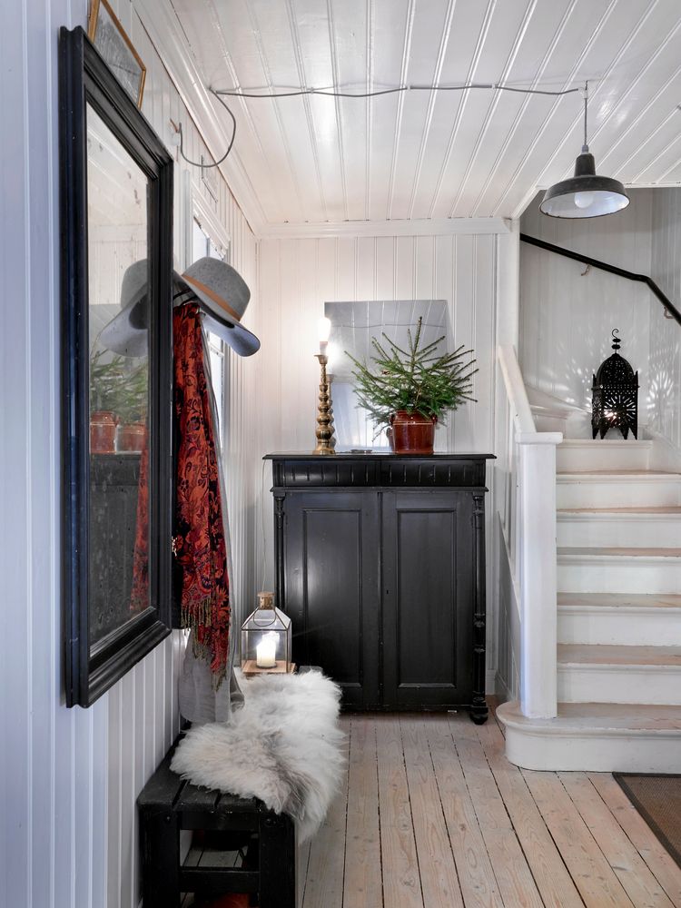 Hallen är välkomnande med en rustik känsla. Golv och pärlspont är original. Bänk, skåp och lampa är loppisfynd.