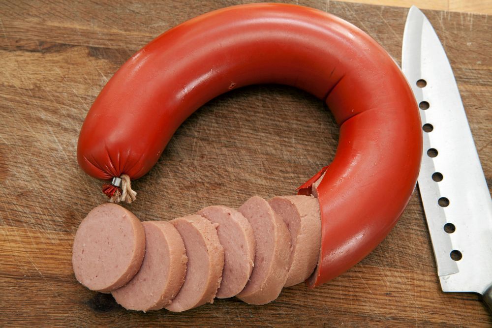 Falukorv på en skärbräda - på väg att bli god mat!