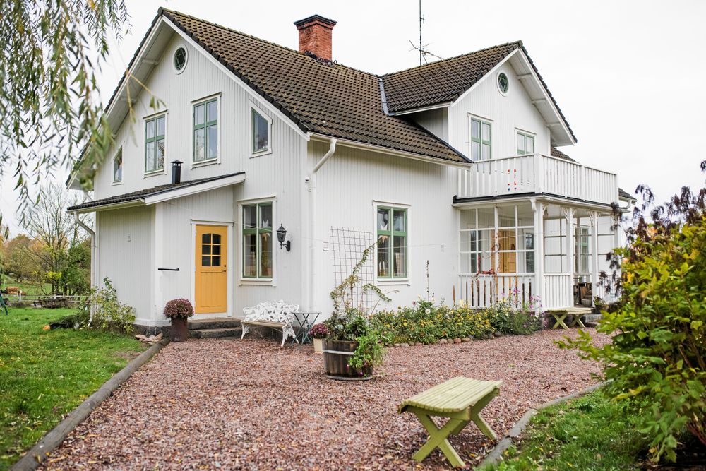 Utanför det stora boningshuset från 1905 syns de sista blommorna som dröjt sig kvar extra länge under den milda hösten.