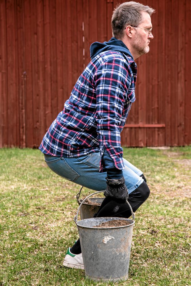 Börja med en lätt vikt och öka sedan på om du vill, kanske till ett traktordäck.