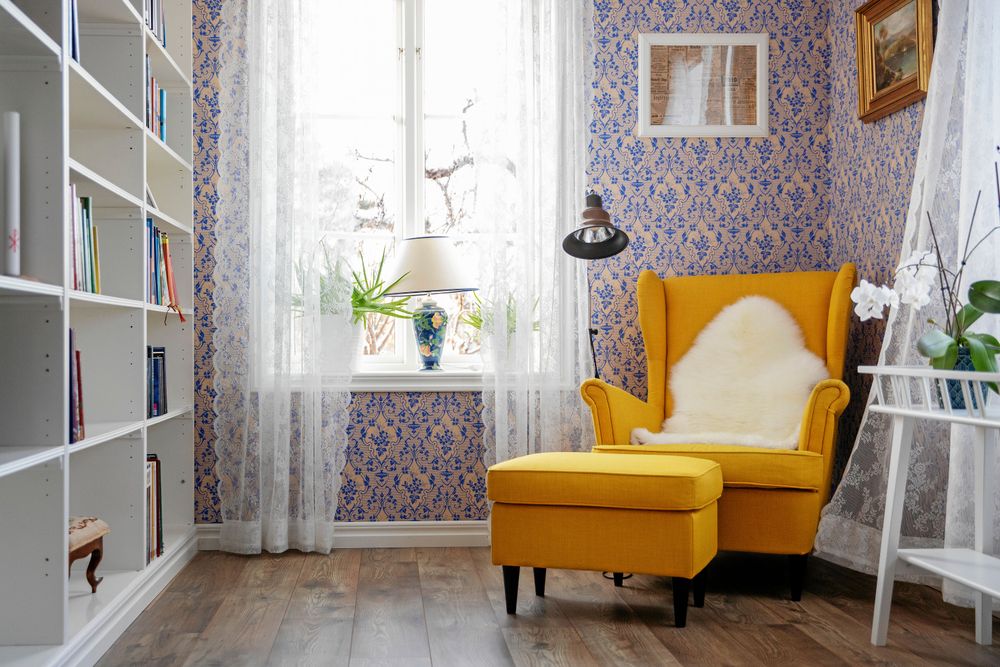 Härliga färger och inbyggd Ikeahylla i "biblioteket”med läsfåtölj och gammaldags papptapet som inte går att våttorka.