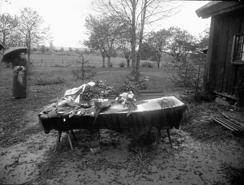 Kanske har sorg och död aldrig varit mera vardaglig, men heller inte vackrare än så här (ca 1900)?