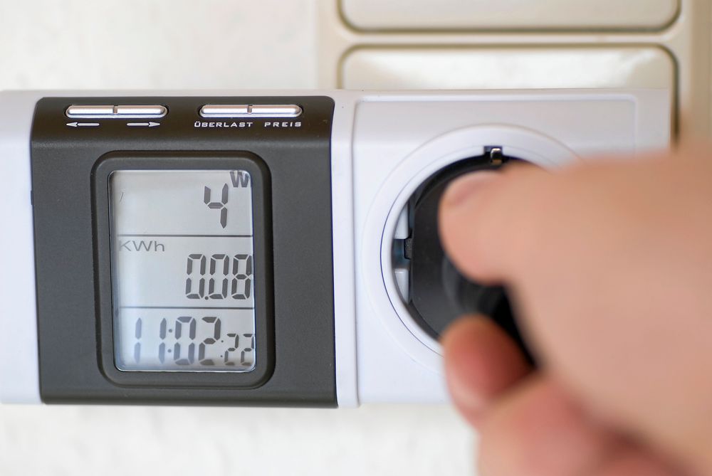 En elmätare ger svar på pricken. Plugga i, kör i gång maskinen och mät.