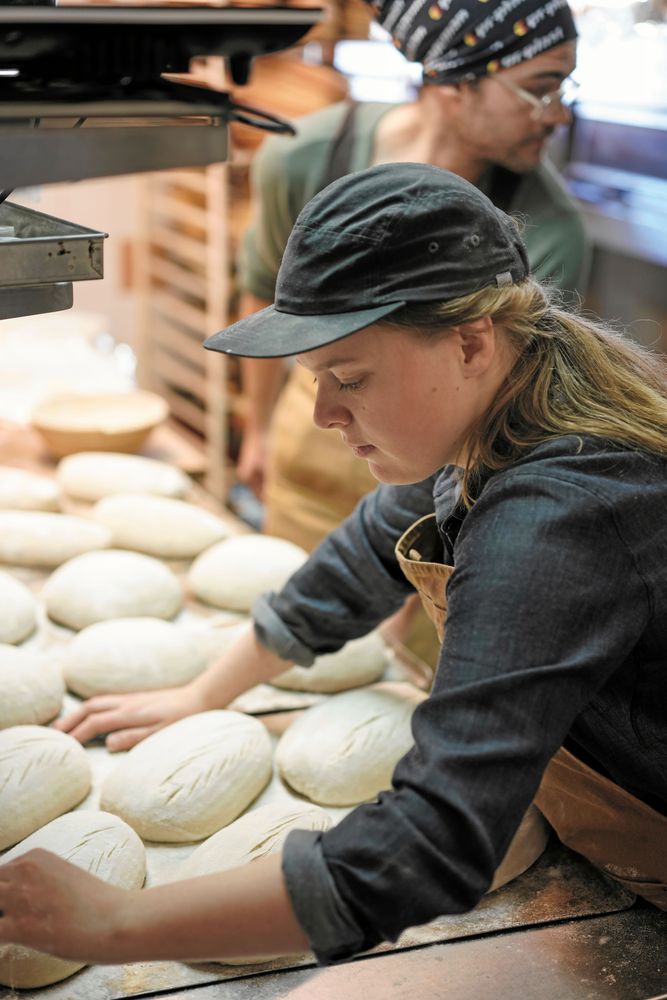De första månaderna innebar 50-60 timmars jobb i veckan för Maja, som nu dock lärt sig arbeta mer effektivt.