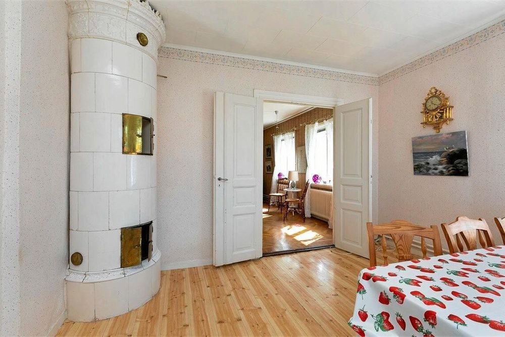 En härlig kakelugn värmer upp på entréplan.