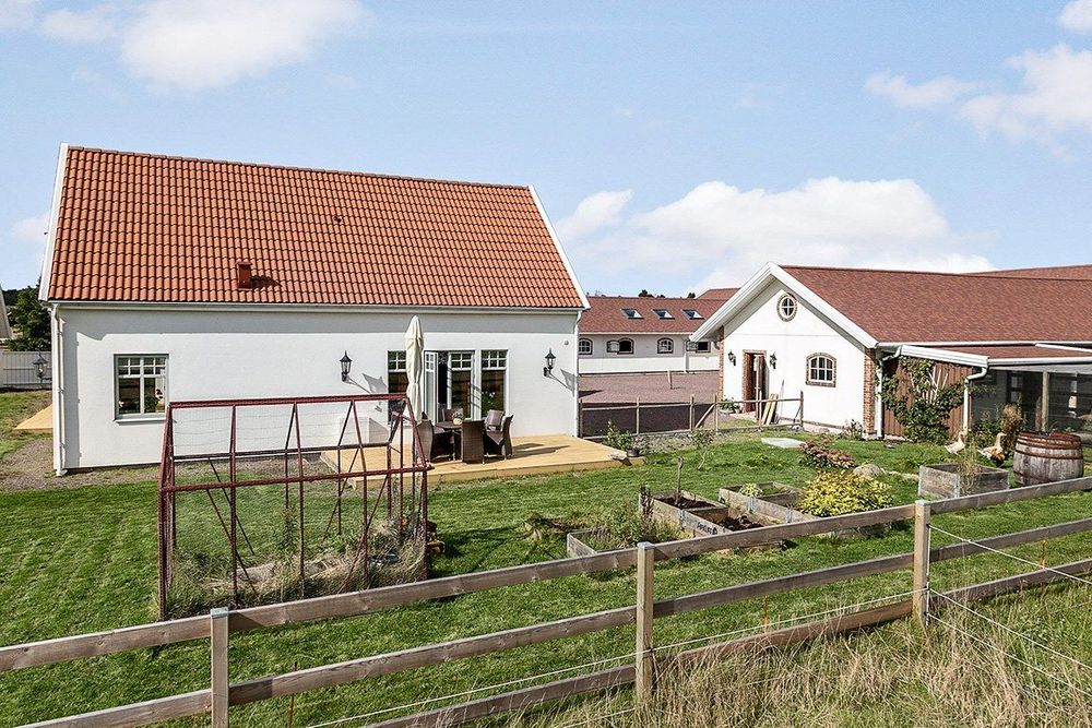 Litet växthus och odlingar i pallkrage får du på köpet.