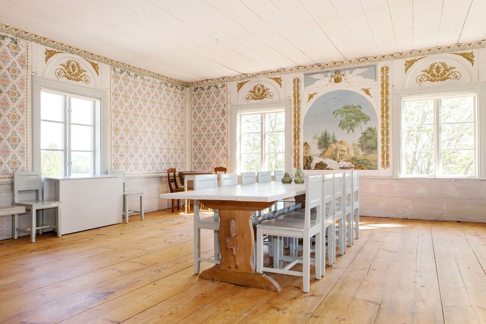 Festhusets övervåning med schablonmålningen som på sextiotalet blev en säljsuccé under namnet Gästgivars-tapeten.