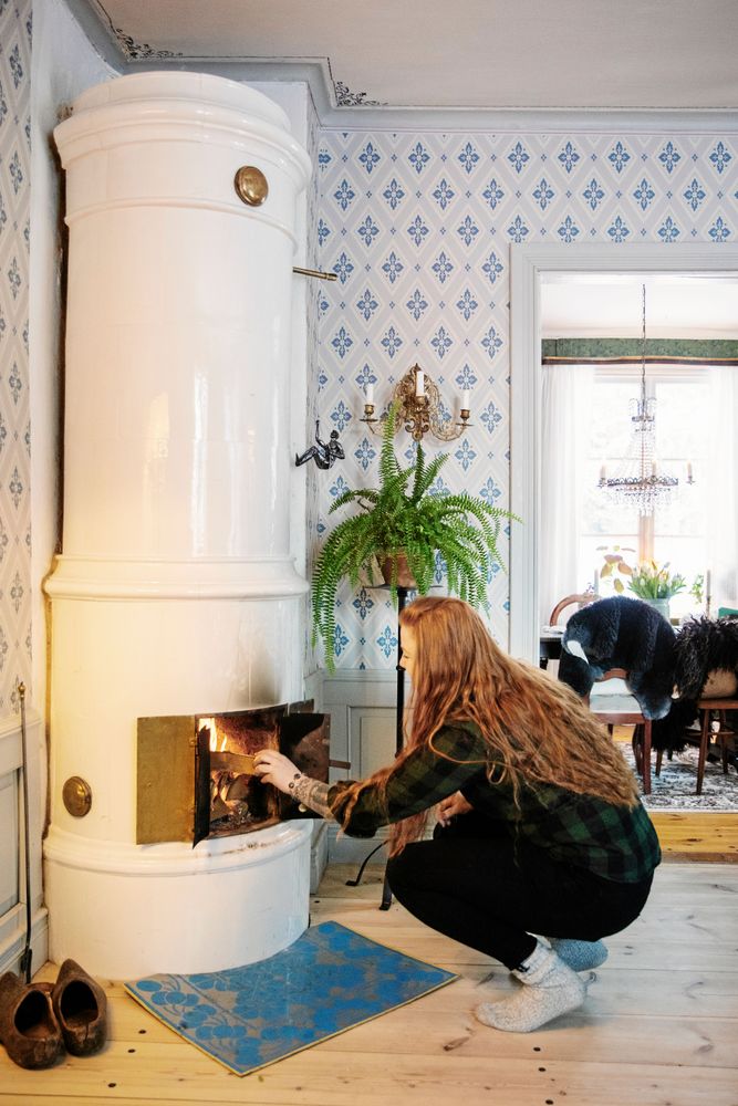 Kakelugnen som värmer skönt har Hanna renoverat helt på egen hand.