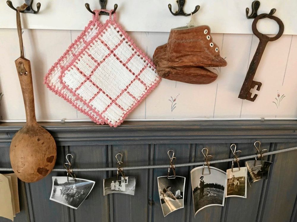 Inne i huset finns många detaljer som minner om tidigare generationer. Skorna är Eriks fars första, född år 1927.