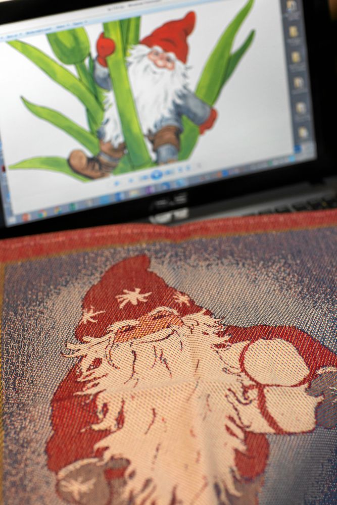 När Kerstin får nya idéer ritar hon dem i datorn och för över via USB till symaskinen, som syr enligt ritningen.