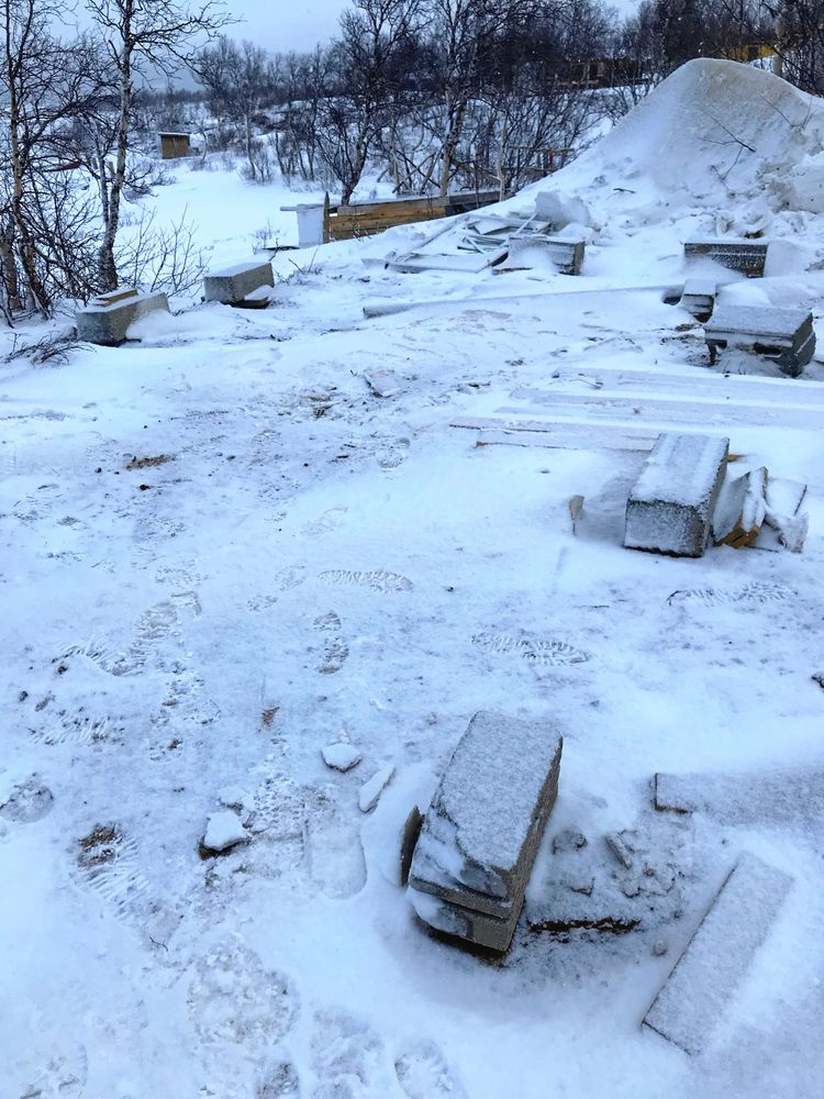 Plintar som en stuga stod på. Stugan förflyttades 20 meter.